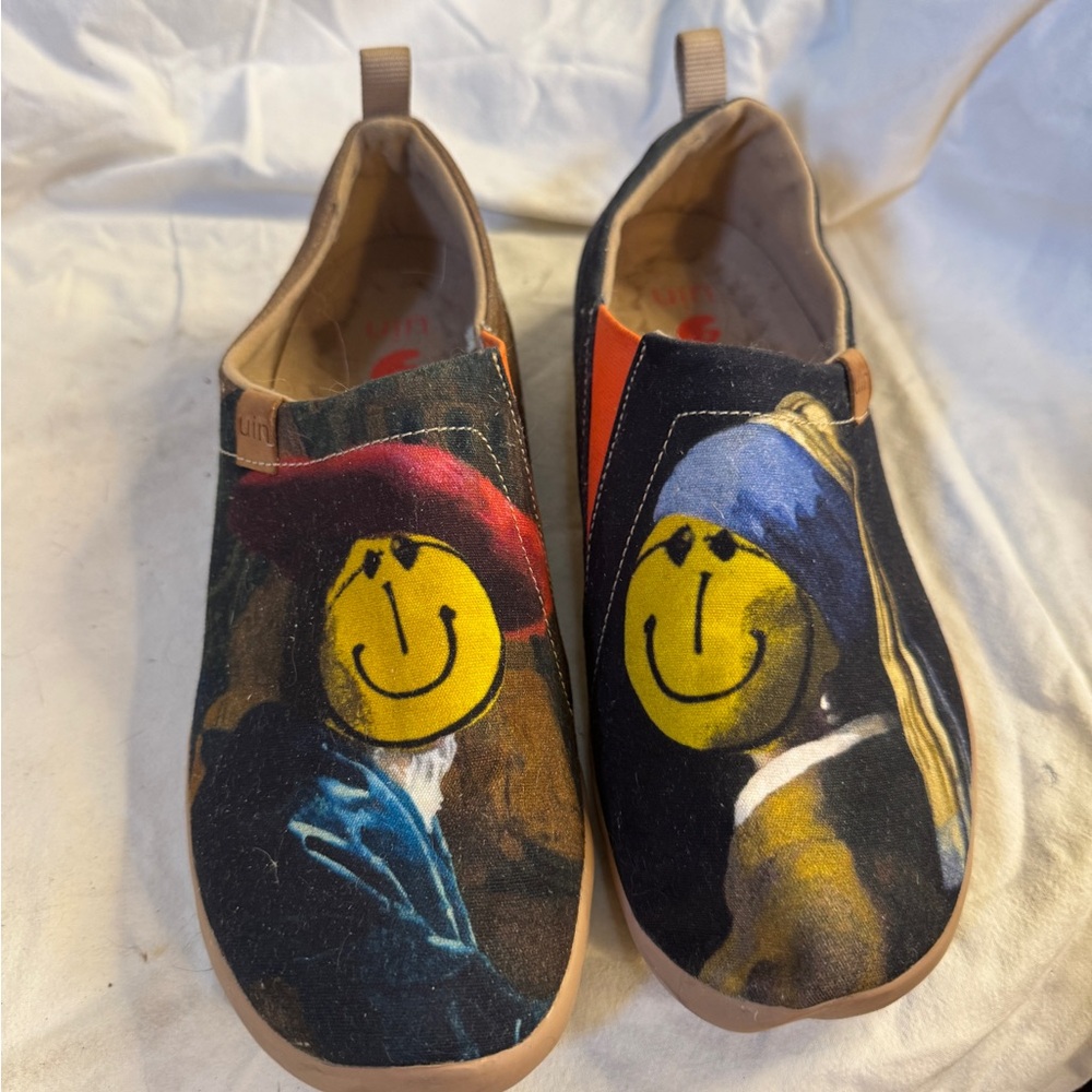 UIN Artistic Smiley Face Slippers - Blue and Red